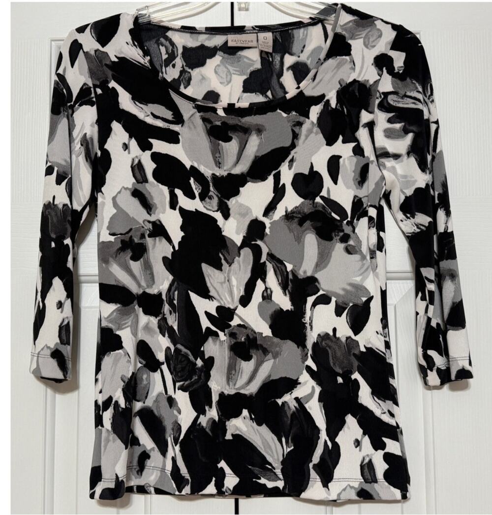 Chico's Easywear Black, White, and Gray Printed Top, Size 0/S - Picture 1 of 4
